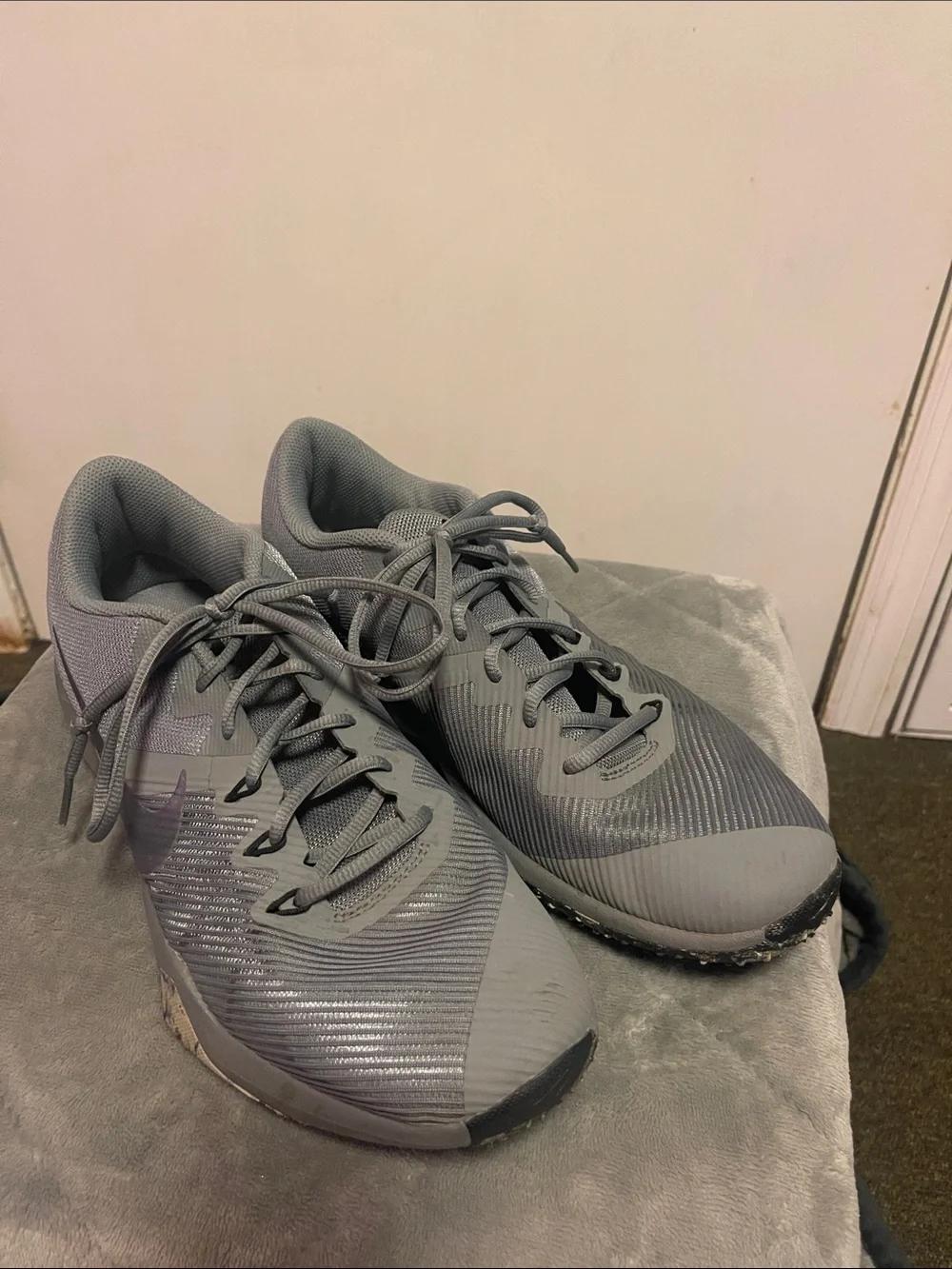 Nike Men’s Grey Athletic Training Sneakers